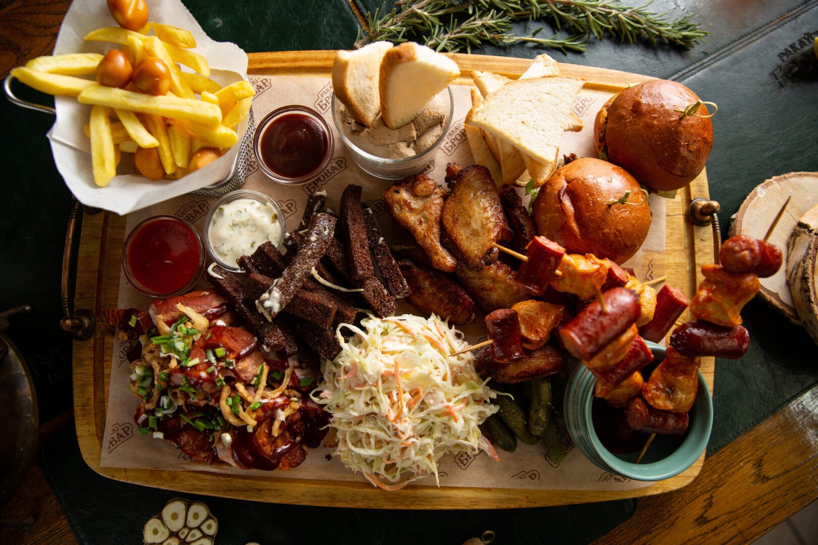 Традиционна българска трапеза с разнообразни свежи зеленчуци, местни продукти и автентични ястия, представящи богатството на балканската кулинарна култура